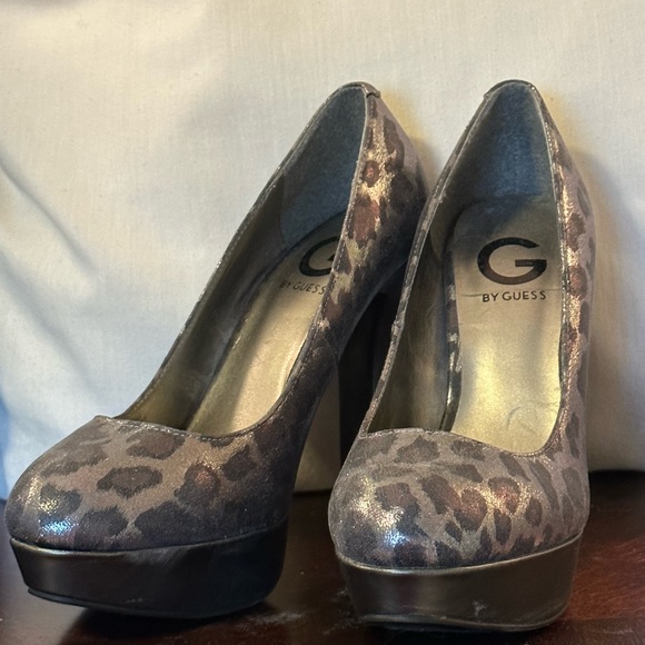 Sexy leopard platform heels. Night on the town, anyone?? - Picture 1 of 7